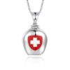 Pendentif en argent 925 en forme de cloche avec une croix suisse et une edelweiss modèle by White Alpina. Oui notre collier cloche by White Alpina sonne ! Un petit tintement viendra adoucir vos journées. Ce magnifique bijou est livré dans un écrin avec une chaîne.