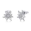 Boucles d'oreilles en argent 925 en forme d'edelweiss avec des zircons transparents by White Alpina. Boucles d'oreilles pour femmes. Ce magnifique bijou est livré dans un écrin  White Alpina propose ce produit en argent 925 brillant.