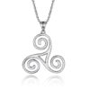 Pendentif Triskel en argent 925 mâte. Le triskèle est un symbole celtique représentant trois jambes humaines. Vendus avec écrin et chaîne