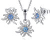 Ensemble pendentif et boucles d'oreilles Edelweiss en argent 925. Livré dans un écrin avec une chaîne. Avec différentes couleurs modèle by White Alpina. Zircon bleu