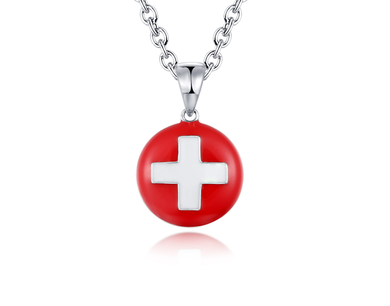 Pendentif en argent 925 rond incurvé avec une croix suisse modèle by White Alpina. Pendentif pour hommes et femmes. Ce magnifique bijou est livré dans un écrin avec une chaîne.