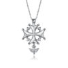 Pendentif Croix Hugunote en argent brillant et mâte 925 by White Alpina. Ce collier croix huguenote est livré dans un écrin avec une chaîne.