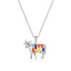 Pendentif Vache Mondrian en argent brillant et émail 925 by White Alpina. Ce collier Vache Mondrian est livré dans un écrin avec une chaîne.