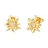 Boucles d'oreilles en argent 925 doré en forme d'edelweiss avec des zircons transparents by White Alpina. Boucles d'oreilles pour femmes. Ce magnifique bijou est livré dans un écrin  White Alpina propose ce produit en argent 925 doré.