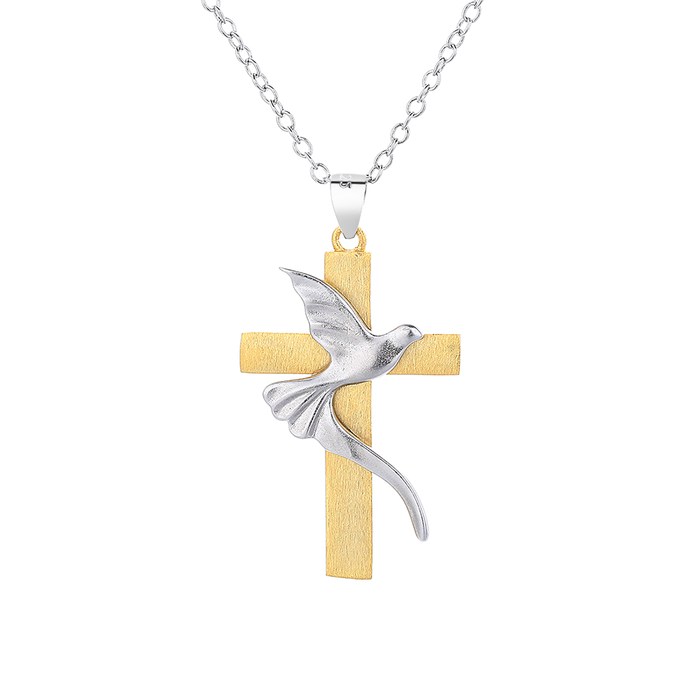 Pendentif Croix peaceful en argent 925 by White Alpina.  Ce magnifique collier Croix Peaceful est livré dans un écrin avec une chaîne. La croix est en argent 925 doré patiné et arbore une colombe de paix en argent 925 mat. Elle mesure 3 cm de haut pour 2 cm de large. La croix pèse 3.75 gr  sans la chaîne.