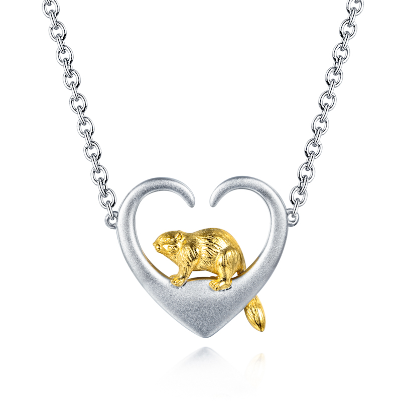 Pendentif Cœur Marmotte en argent 925 by White Alpina.  Ce magnifique collier Marmotte est livré dans un écrin avec une chaîne. Le cœur est en argent 925 mat et la marmotte en argent 925 doré. La marmotte est visible depuis le devant et l'arrière du pendentif. (le mammifère est reproduit dans son entier)  Nous utilisons du rhodium sur tous nos bijoux en argent 925 brillant pour éviter que celui-ci noircisse avec le temps.  En outre ce traitement assure une qualité et une longévité de tous les produits White Alpina. Dont notre collier Cœur Marmotte by White Alpina en argent 925.