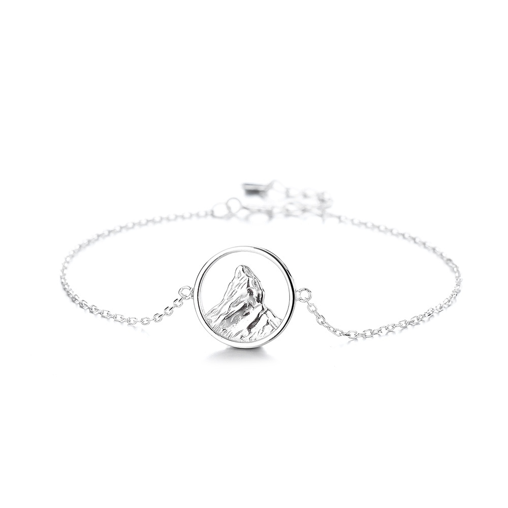 Bracelet en argent 925 Cervin by White Alpina. Bracelet ajustable en argent 925. Ce magnifique bijou est livré dans un petit pouch bag.