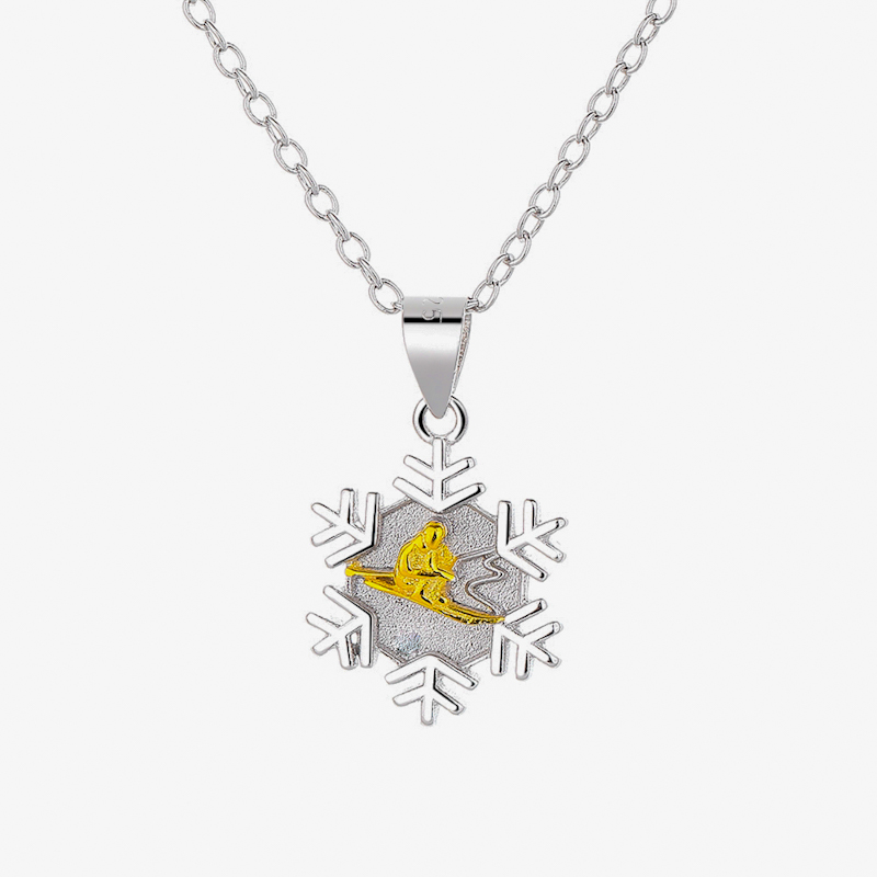 Pendentif Snowflake Wengen en argent 925 by White Alpina. Ce magnifique collier Flocon de neige est livré dans un écrin avec une chaîne.