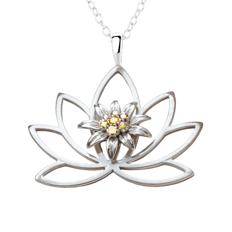 Pendentif Edelweiss The White Lotus en argent 925 avec zircons jaune modèle by White Alpina. Livré avec chaîne inoxydable et écrin.