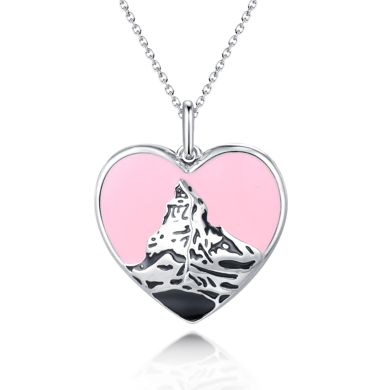 Pendentif My little Cervin argent 925 modèle by White Alpina. Coloré avec de l'émail pastel. Livré avec une petite chaîne et un écrin.