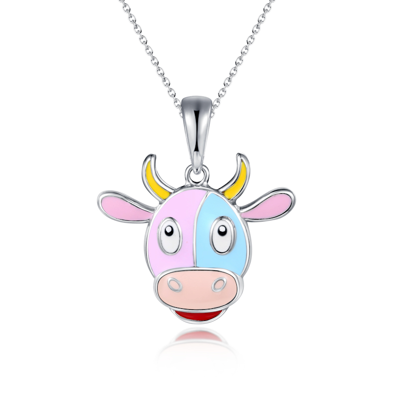Pendentif My little Cow argent 925 modèle by White Alpina. Coloré avec de l'émail pastel. Livré avec une petite chaîne et un écrin.