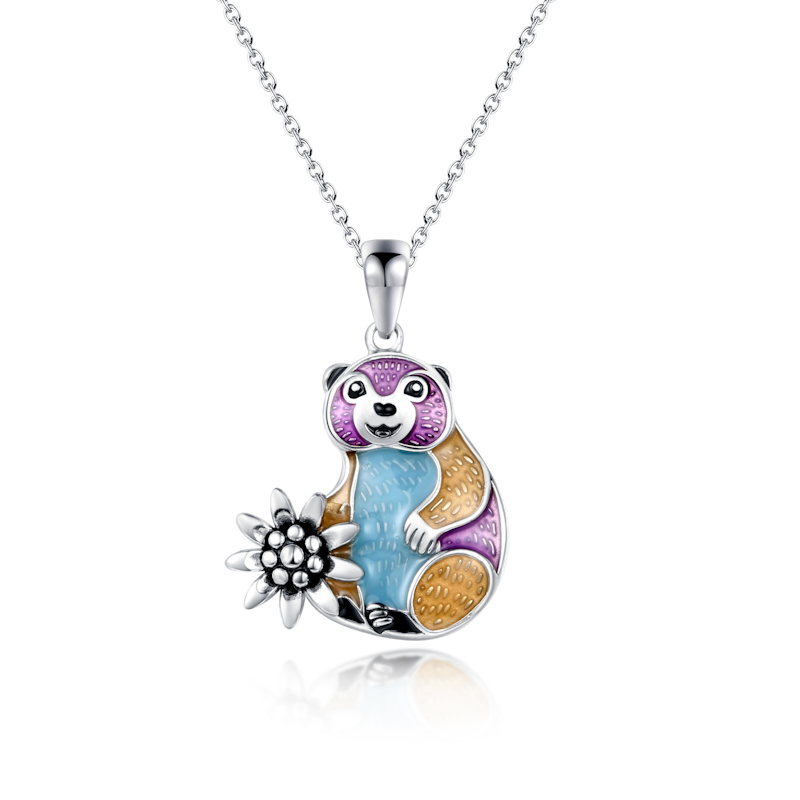 Pendentif My little Marmotte argent 925 modèle by White Alpina. Coloré avec de l'émail pastel. Livré avec une petite chaîne et un écrin.