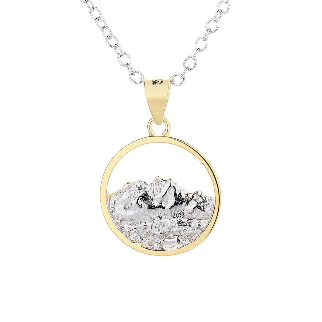 Pendentif Pilatus en argent 925 rhodié by White Alpina. Bijou montagne unisexe avec cercle doré, chaîne inox et écrin inclus.