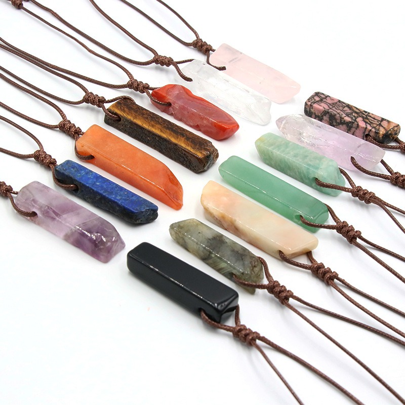 Pendentif rectangulaire en pierre naturelle monté sur cordon ajustable. Plusieurs pierres disponibles : obsidienne, aventurine, jaspe rouge, quartz rose et lapis-lazuli. Chaque pièce est unique, idéale pour un bijou symbolique et naturel.